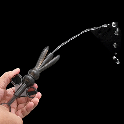 先端からの噴水イメージです。洗浄には不向きな容量ですが、押し出す速さで注入する勢いも変えられますよ。