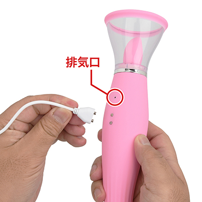 マグネットでくっつくUSB充電式で、排気口の近くに端子があります。防水面にも有効なので、うれしい仕様です。