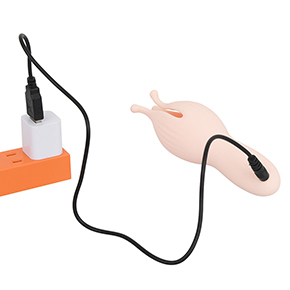 本体に専用ジャックを突き刺すタイプのUSB充電仕様。フル充電までは約40分、連続可動は約60分です。