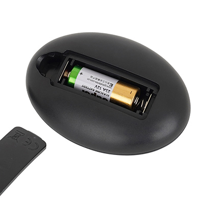 リモコンの電源は12V電池×１個（付属）です。裏側にあるフタを外し、正しい向きで装填してください。