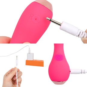 充電はUSB充電式。充電時間は約130分、連続稼働時間は約45分です。充電中はライトが点滅します。