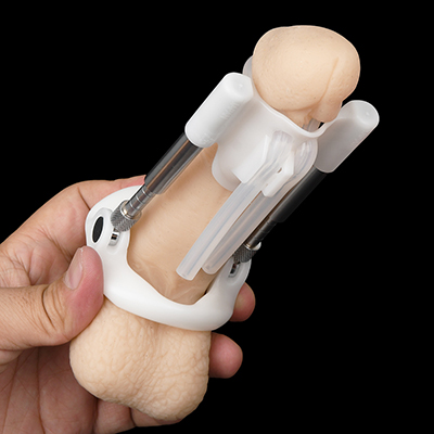 【使用手順５】余皮が挟まれないよう注意しながら、バンドを締めます。余りを引っ張って、ヘッド裏側のツメで固定すれば装着完了。慣れれば簡単に作業できますよ。