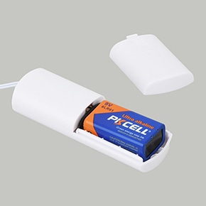 電源は９Ｖ角型電池×１本（付属）。＋／－の向きに注意しながら電池スナップに接続し、フタを戻して使用します。