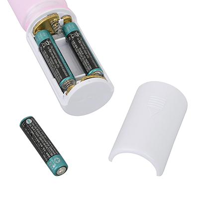 単四電池×３本（付属）を本体背面の電池蓋をあけて装填します。付属電池はテスト用なので、早めに交換すべし。