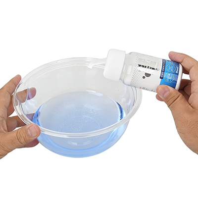 【使用手順１】まずは、水（画像は着色済み）をはった容器に、少しずつ粉末を入れていきます。標準粘度でつくる場合、360mlの液体に対し、本作約２ｇを使用してください。