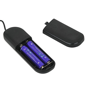 フタをスライドさせて、単四電池×２本（付属）を装填します。付属の電池はテスト用なので、早めに交換しましょう。