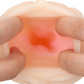 広げると中はピンク...挿れずにはいられない本物のようなエロい挿入口。
