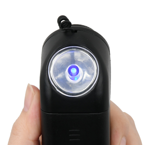 コントローラー背面には、LEDライトが内蔵されており、暗い場所で使用する際に役立ちます。