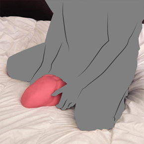 【使用例】体重を掛けると下の突起が広がったり、手で持ったり机に置くと、上下均等な圧になったりと、内部は貴方好みに、様々な表情を覗かせてくれるでしょう。