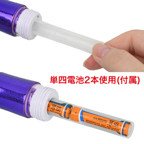 本体内部のソケットを引き出し、電池をセットしてください。