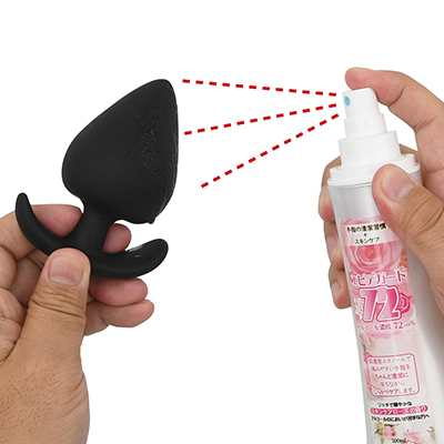 アナルグッズのメンテナンスにも有効。噴射したあとはムラにならないよう、柔らかい布などでフキフキしましょう。