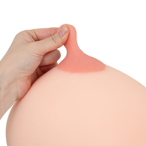 大きな乳首は弾力があり、つまみがいがあります。安全性の高い素材だから、舐めたり吸ったりしてもＯＫ！