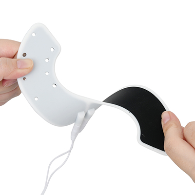 柔軟なシリコンパッドがバストを優しく包みます。黒い電極側が接触面です。