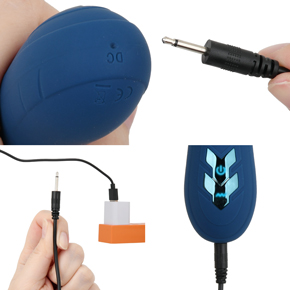 充電はUSB充電式。充電中は操作ボタンのライトが点滅します。
