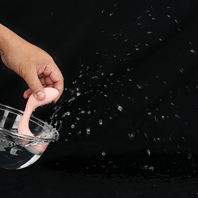 脈動系の吸引機構を水しぶきでチェック。わりと控えめに見えますが、広範囲に噴射し辺り一面ビチャビチャに…。