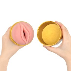 ケース付きで汚れにくく、保存に便利です。ホール内部に型崩れ防止用のスティックが入っています。ご使用前に必ず取り出しましょう。