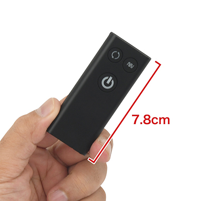 充電・防水仕様の専用リモコンは、有効範囲約８ｍ。手に馴染むサイズで操作も快適です。　※数値はＮＬＳ実測値
