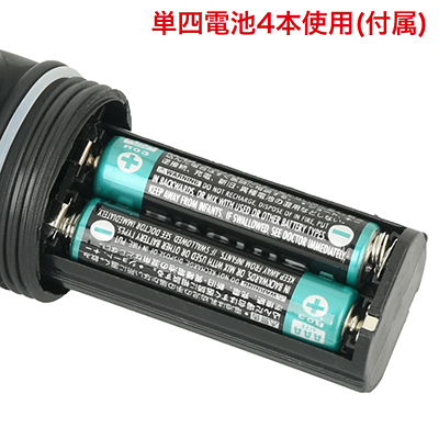ソケットを取り出し４本の電池を付けた後正しい向きでセットしてください。