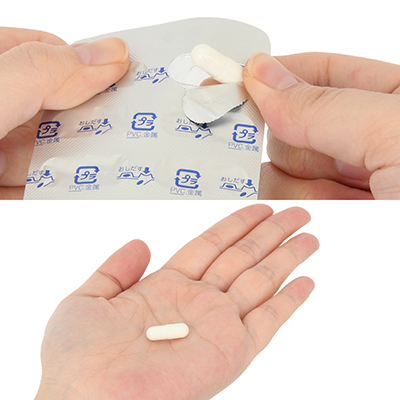 プラスチック部分を強く押す事でアルミが破け、1錠ずつ取り出せます。変質を防ぎ、清潔な状態でお召し上がりいただけます。