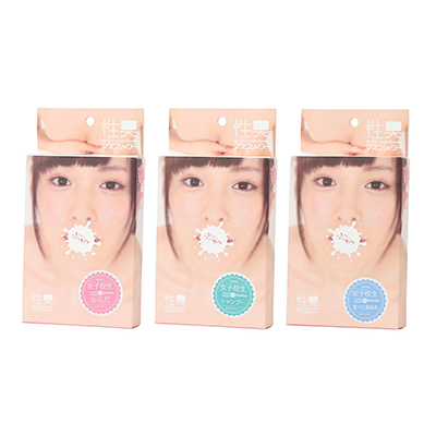 香水と水着マスク１枚のセット販売で、香りは３種類。エロかわいいパケの女性にも、妄想が膨らんじゃいますね。