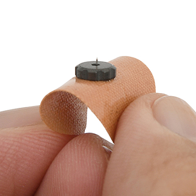 長さ1.1mm、太さ0.22mm（公式数値）のハリ先がわずかに飛び出しています。固定されており、抜ける心配もナシ。