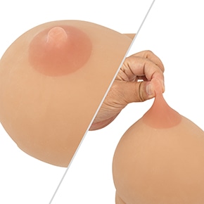 濃いめピンクの乳首は乳房に比べやや硬質で、コリコリ感も楽しめます。乳輪が大きめなのもマニア受けしそう。