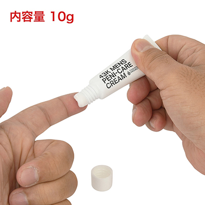 ほぼ無臭のクリームは、油分多めで滑らかな質感です。塗り広げたあとも、さほどベタ付かず快適に扱えます。