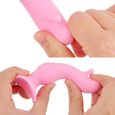 硬質で弾力のあるシリコン素材。さらっと滑らかな質感で挿入もスムーズに行えます。