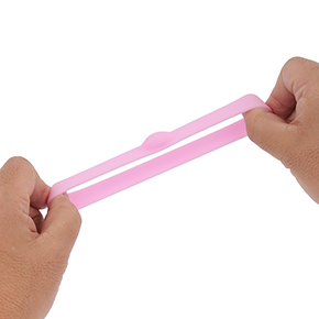 モッチモチな素材で伸縮性もバッチリ。とくに突起は弾力豊かで、クリに押し付けても負荷はかからないでしょう。