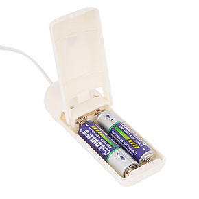 電源は単三電池×２本（付属）です。本体背面のフタをあけて、電池の向きに注意しながら装填しましょう。
