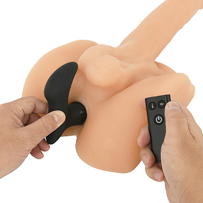 はじめは前立腺の中で、とくに気持ちいい場所を探りながらプレイ。本体を固定できるリモコン式なのも便利です。