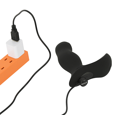 本体もマグネット接続のUSB充電式。フル充電までは約1.6時間、連続可動は約70分と、まずまずの性能。