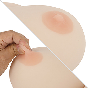 乳首は色付き・別素材でコリコリ感はあるものの、造型が甘い印象。もう少しエロスを追求して欲しかった。