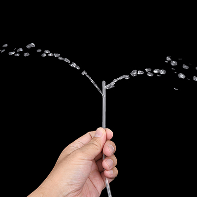 チューブの先端からはこんな風に噴出します。容量が増えた影響で、より高圧な噴射も可能になりました。