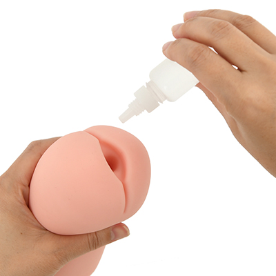 「聖のオナホ」に垂らし、聖ちゃんをダブルで堪能するのも◎。もちろん、お気に入りのオナホでもＯＫ！