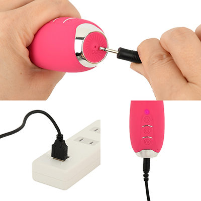 充電はバイブ底面に充電コードを差すUSB充電式。充電中はボタン部のライトが点滅します。