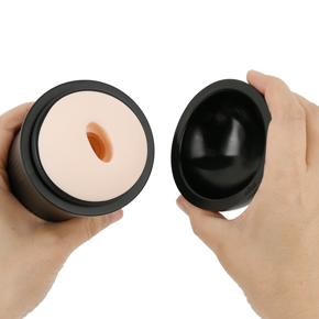 繰り返し使えるカップ入りオナホールです。使用する前にフタを外しましょう。