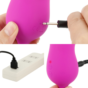 充電はUSB充電式。充電中はライトが点灯し、消灯したら充電完了です。