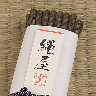 モスグリーン色の縄は単色でのご利用が一番美しいと思いますが、赤色、生成り、と併用することにより少し違ったイメージが楽しめる事でしょう。