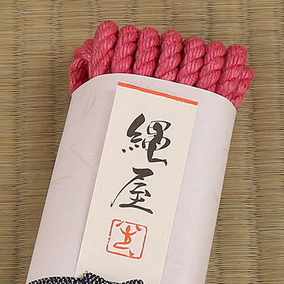 麻縄をいったん脱色することにより、鮮やかなピンクを表現しています。染めは色落ちのない堅牢染めを採用しています。