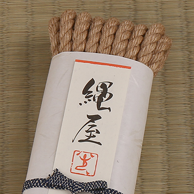 ＳＭ入門者から縛りのプロまで、大変人気がある定番カラーの麻縄です。