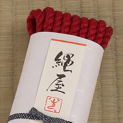 赤色の縄は天然色とは違ったハードで淫靡な演出が可能です。耐久性があり、ヘビーユーザーに適しています。
