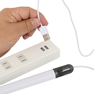ウォーマーはUSB電源に挿すだけのシンプル仕様。パッケージに記載はありませんが、２Ａ以上推奨です。