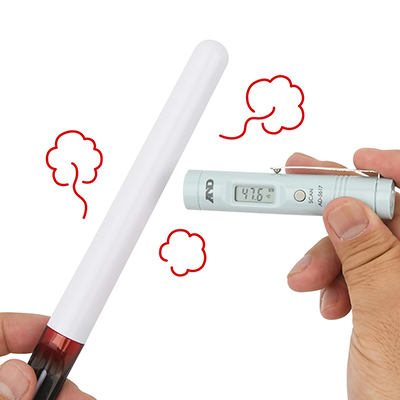 加熱時の表面温度をチェック。サーモスタットが搭載されており、約45℃で自動的にOFFになるようです。