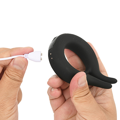 専用のマグネット式充電ケーブルが付属します。やってみたところ、本体と接続時の端子向きは不問のようです。