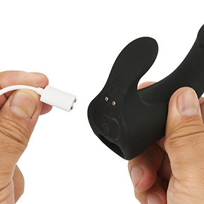 付属の充電ケーブルはマグネット接続式。底部にある端子とくっつけるだけでＯＫなうえ、磁力も過不足なし。