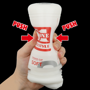 容器はソフト素材を使うことで、手の握り具合により締め付けも自由自在にコントロール。