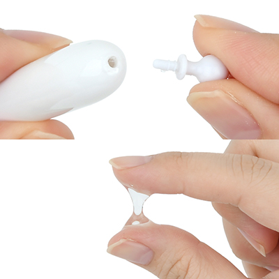 使用の際は容器先端のシリコンキャップを外します。弱酸性でやさしく、自然なうるおいを与える潤滑ゼリーです。
