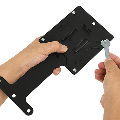 【使用手順４】ベース板に電動オナホ用の特殊プレートを取り付けます。付属のナットとレンチを使いましょう。