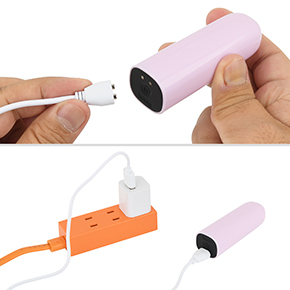 マグネット端子を接続するUSB充電仕様。フル充電までは約１時間、連続可動は約80分というスペックです。